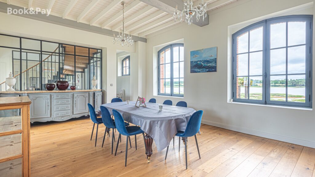 Salle élégante et lumineuse, idéale pour réunions, séminaires et événement d'entreprise avec vue panoramique