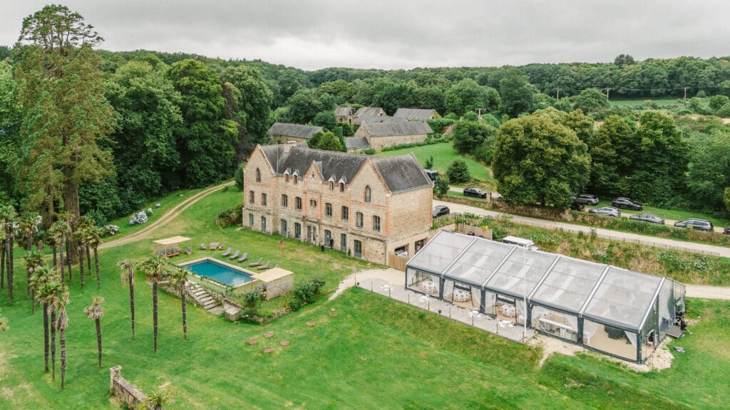 Lieu événementiel d'exception pour un événement d'entreprise, avec manoir, piscine et tente de réception.