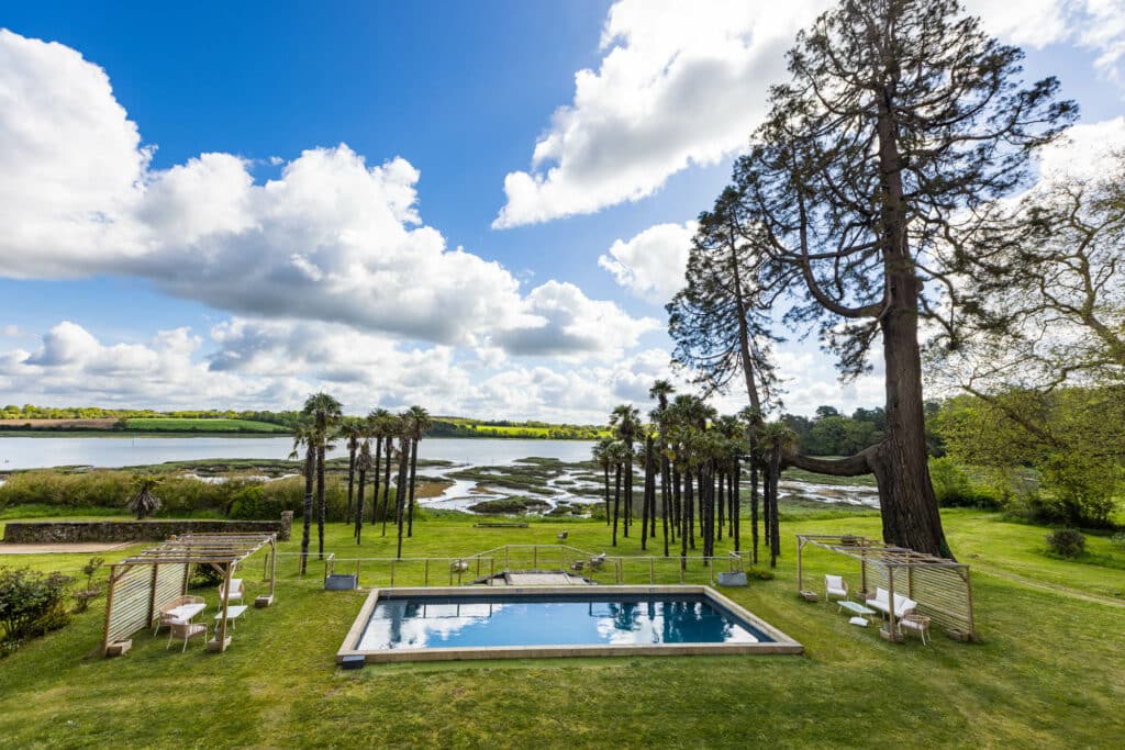 Piscine et espace extérieur avec vue imprenable sur le littoral, idéal pour les teams building de votre événement d'entreprise